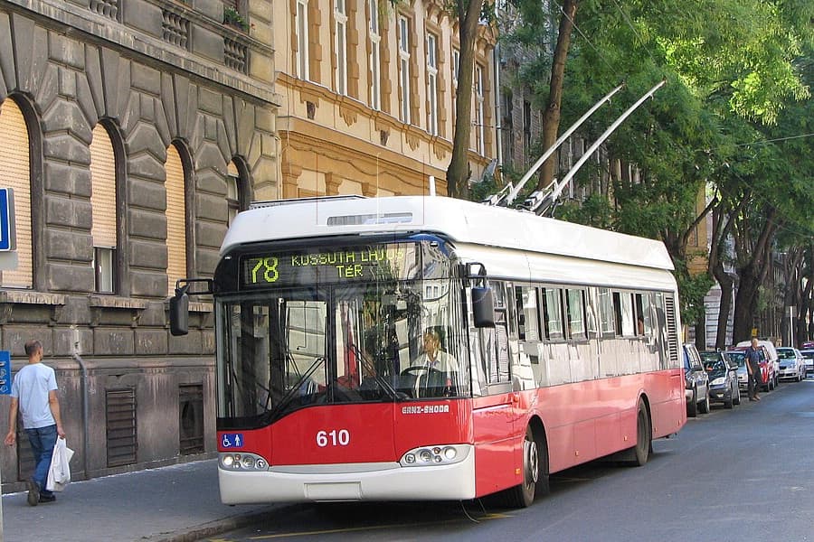 Porig égett egy trolibusz Budapesten