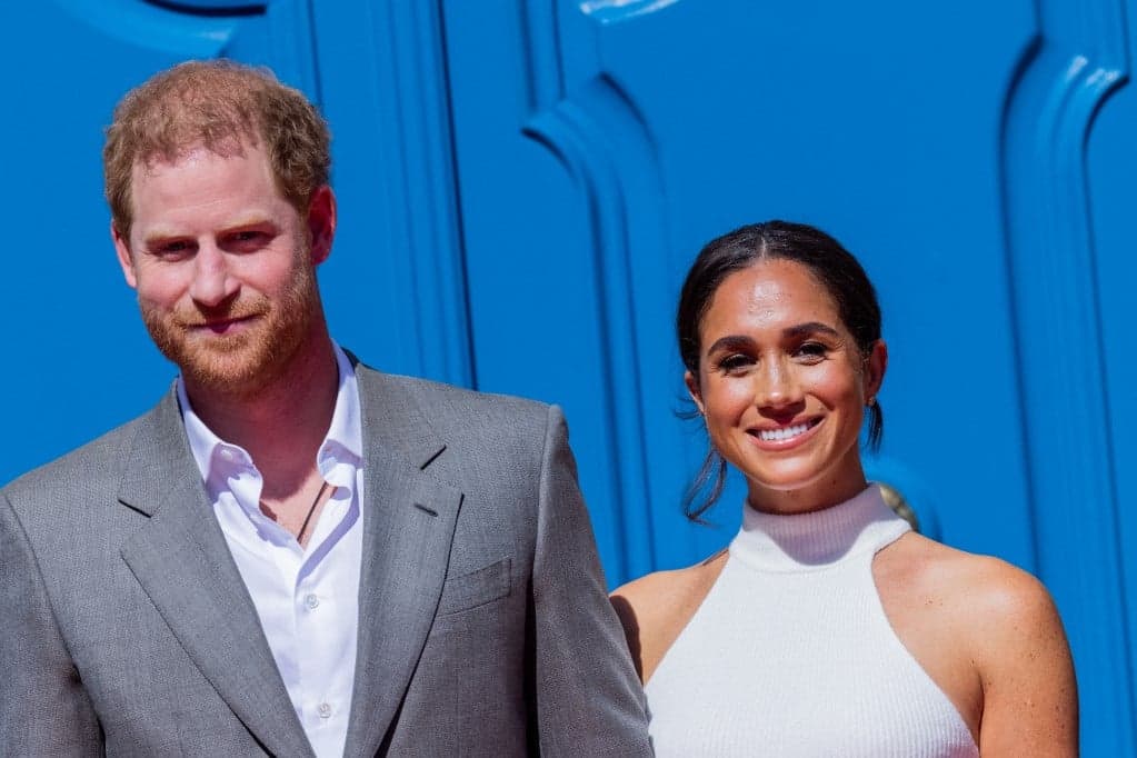 Károly király és Harry herceg brutálisan egymásnak esett Meghan Markle miatt