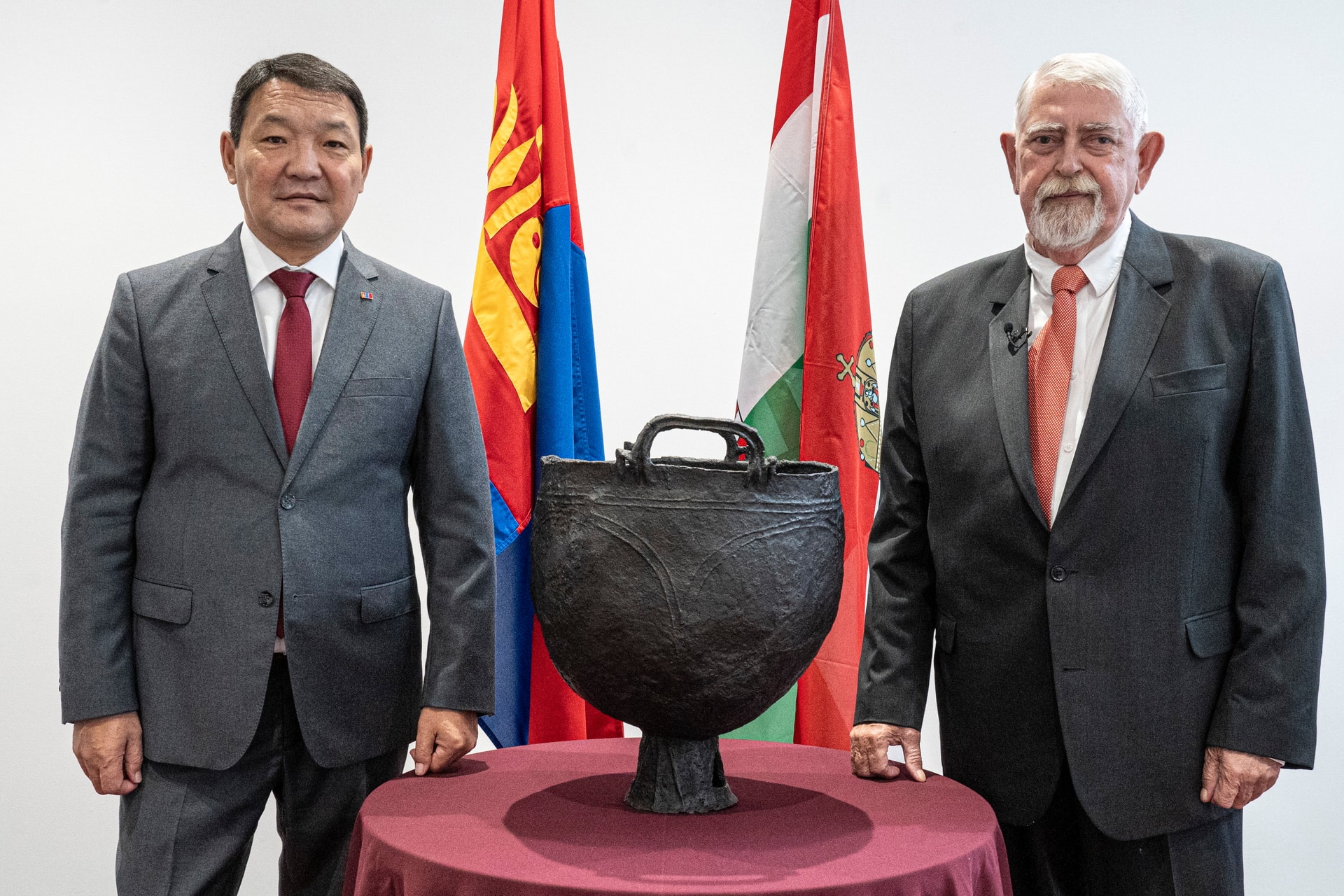 Restaurált hun üstöt adott át Mongóliának a Magyarságkutató Intézet