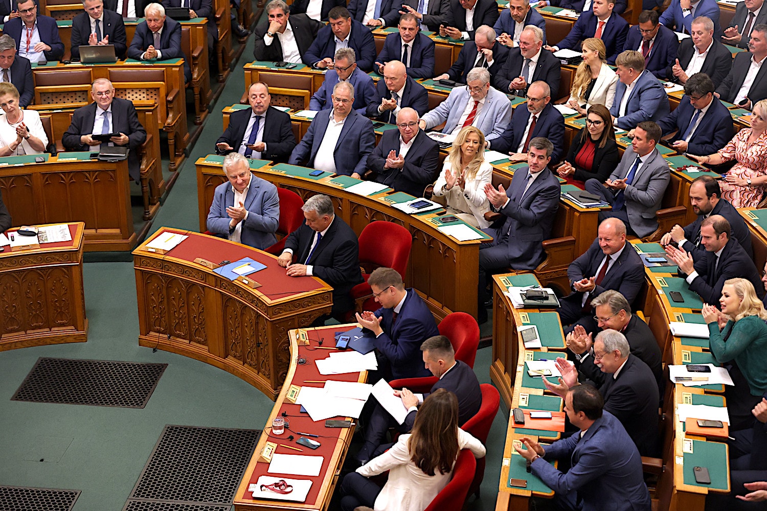 Fizetésemelést, tíz hét szabadságot és 24 órás munkahetet határoz meg a pedagógusok új életpályájáról szóló törvény