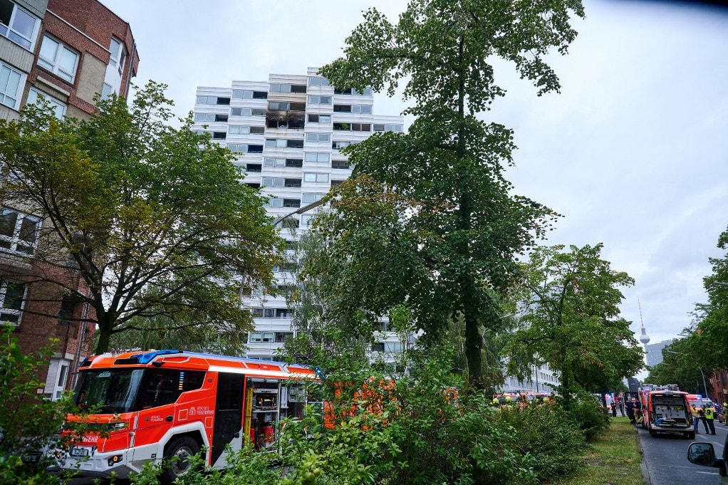 Két ember a mélybe vetette magát egy égő berlini magasházból