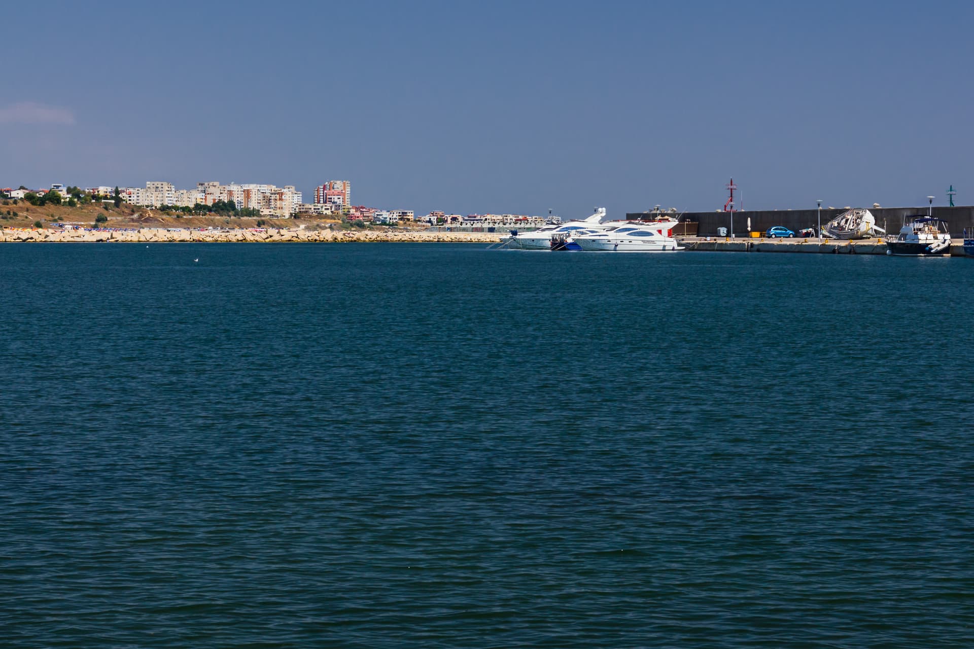 Míg a turisták strandoltak a román tengerparton, felrobbant mellettük egy tengeri akna