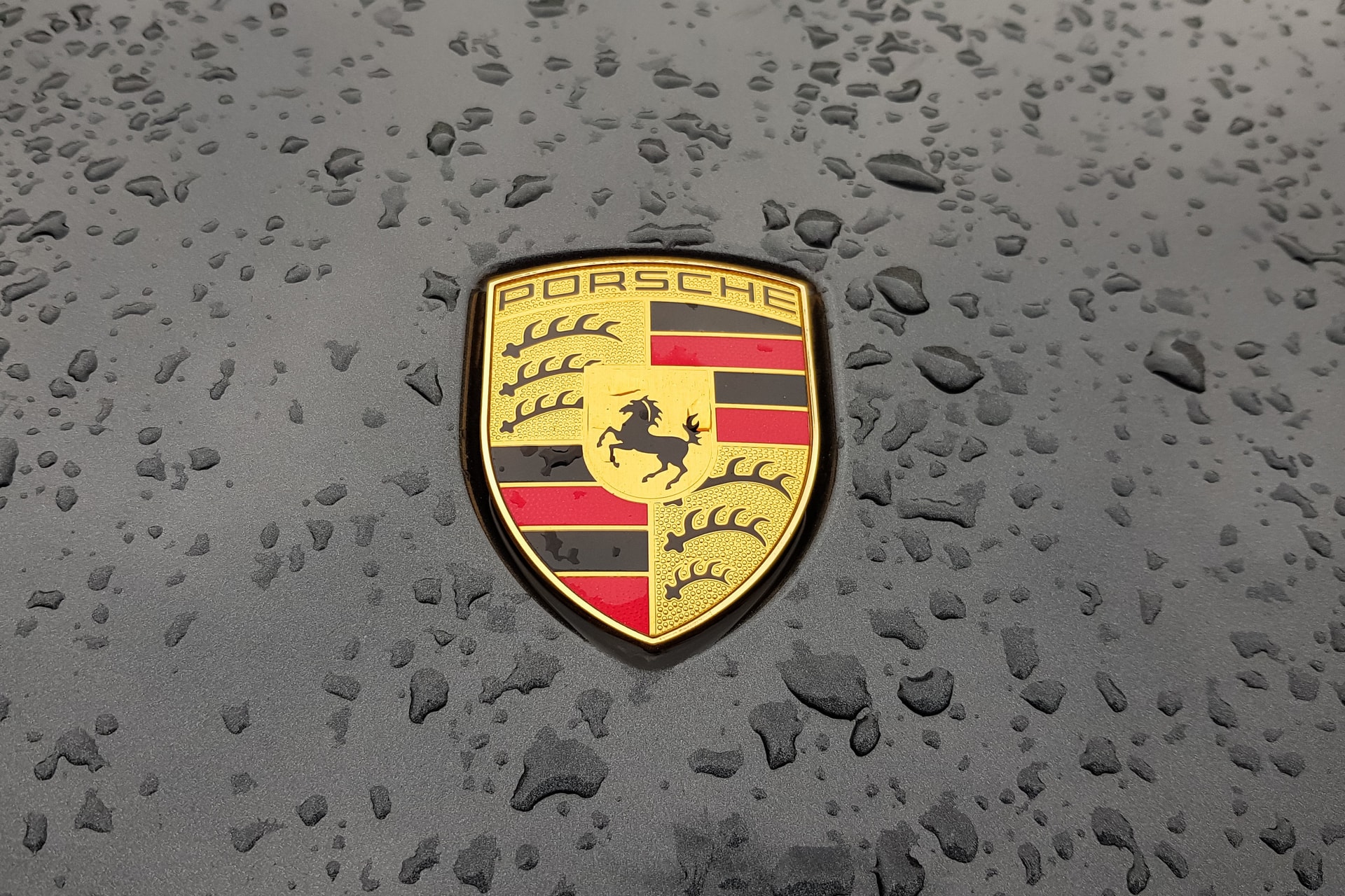 Kiradírozták a Jézus-szobrot a Porsche reklámfilmjéből