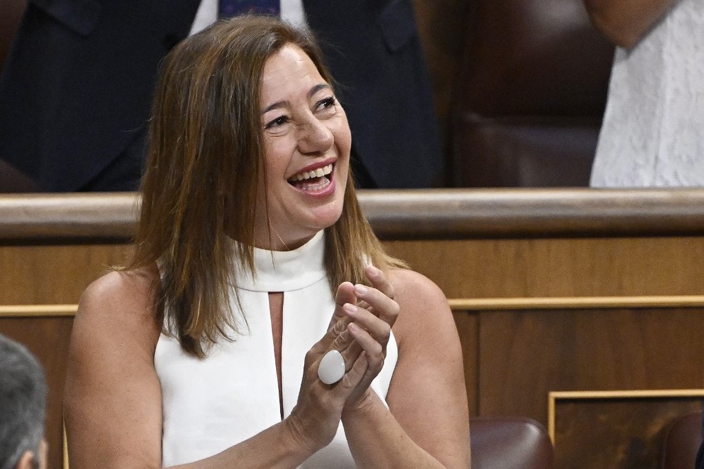 Spanyolországban szocialista házelnököt választott a parlament