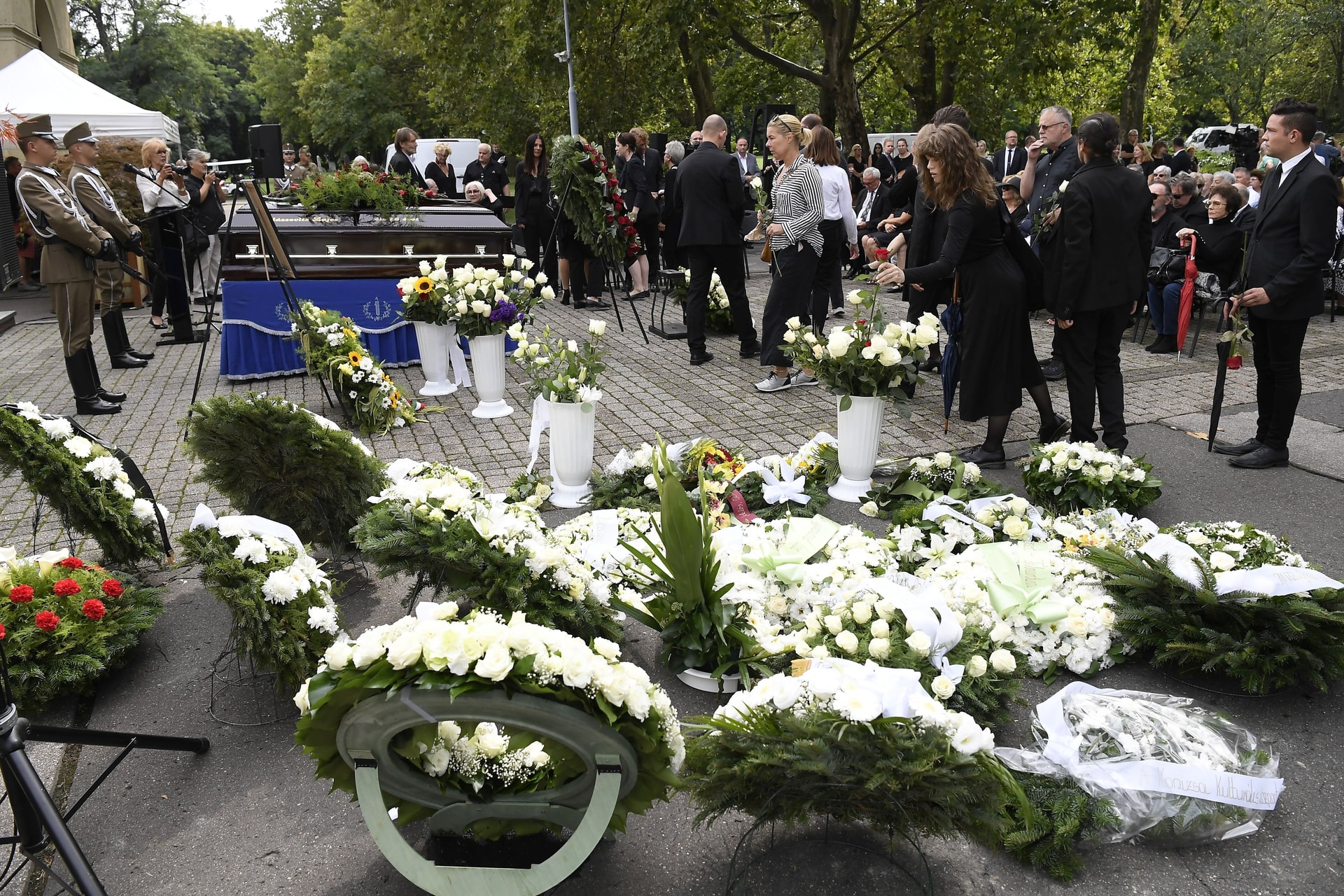 Végső búcsút vettek Balázsovits Lajostól, a nemzet színészétől