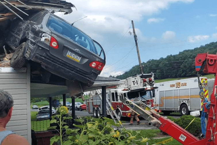 Brutális erővel becsapódott egy autó egy pennsylvaniai háztetőbe + VIDEÓ