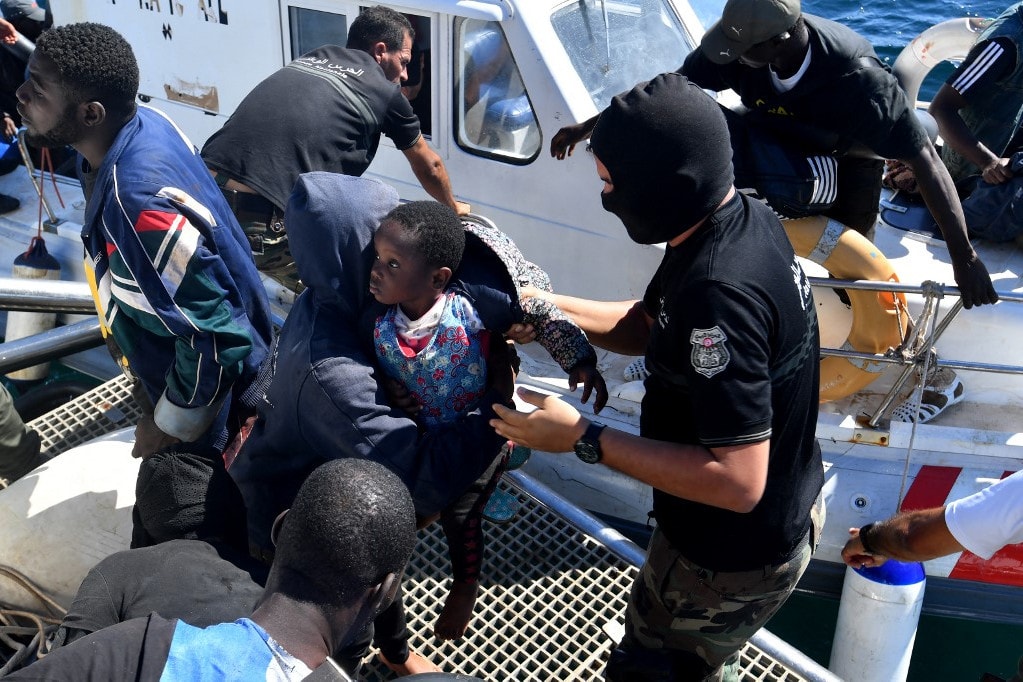 Tunézia és Líbia közösen fogja rendezni a határövezetben rekedt migránsok ügyét