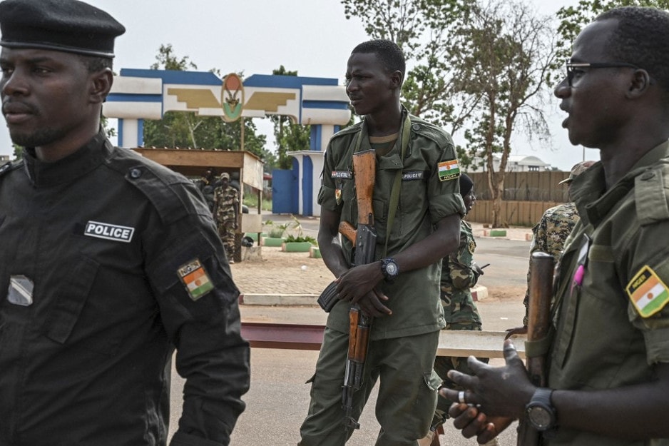 Nigériában óvadék ellenében szabadlábra helyezték egy feltételezett melegesküvő több vendégét