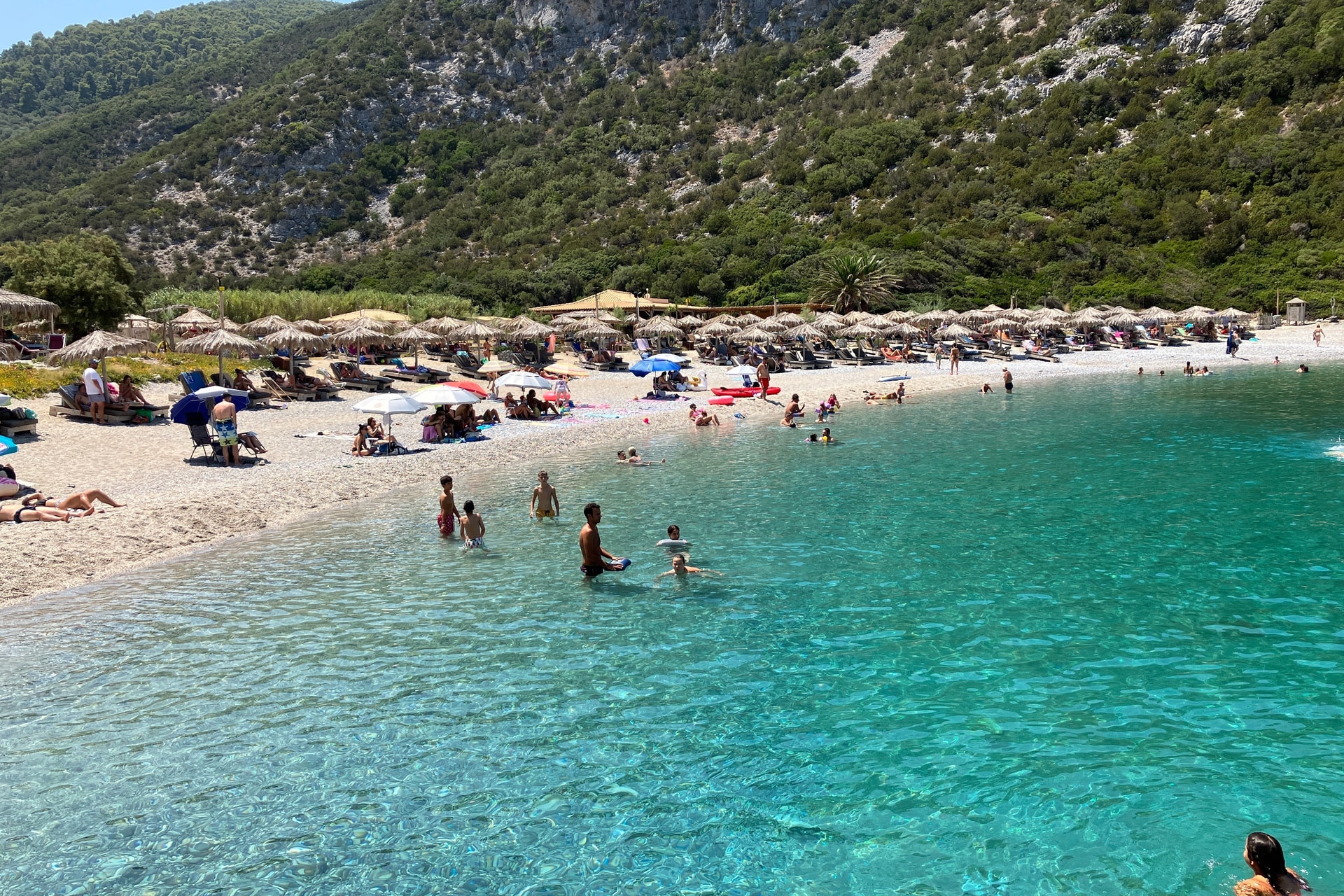 Videón, ahogy lecsap a víztölcsér a népszerű görög strandra