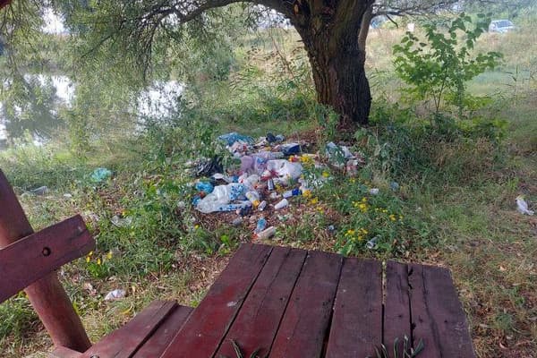 Széket, asztalt, de még ágyat is hátrahagytak a szemetelő horgászok Debrecenben