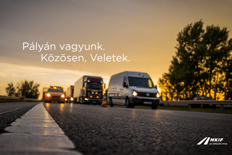 A kisbusz az M3-ason végigszántja a szalagkorlátot - VIDEÓ