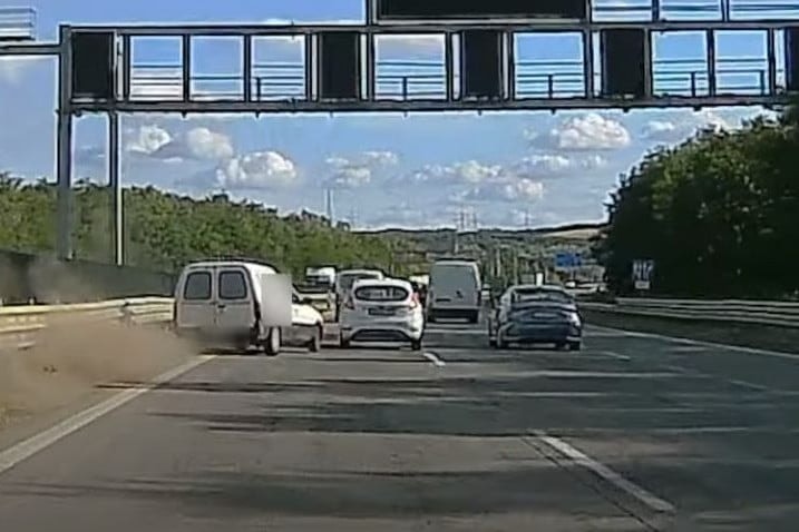„Bocs” – integette a sofőr, miután őrült módon szalagkorlátnak szorította a belső sávban közlekedőt