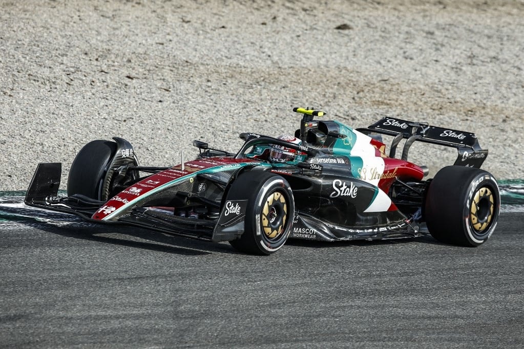 Forma–1 – Szerződést hosszabbított az Alfa Romeo kínai pilótája