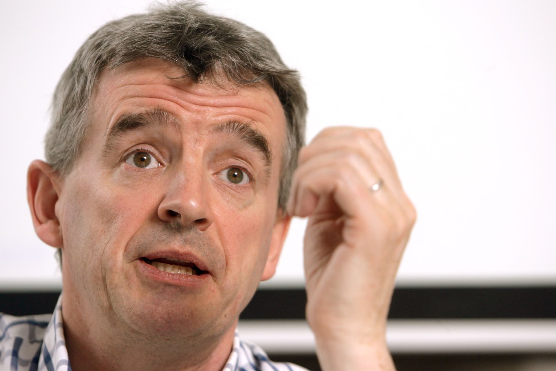 Tortát kapott az arcába a Ryanair vezérigazgatója + VIDEÓ