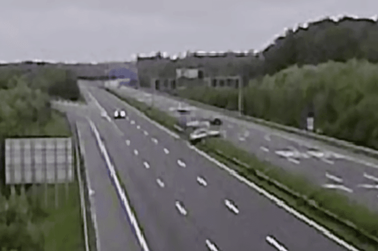 Elvesztette uralmát az autó felett, átrepült a másik sávba az M7-esen + VIDEÓ