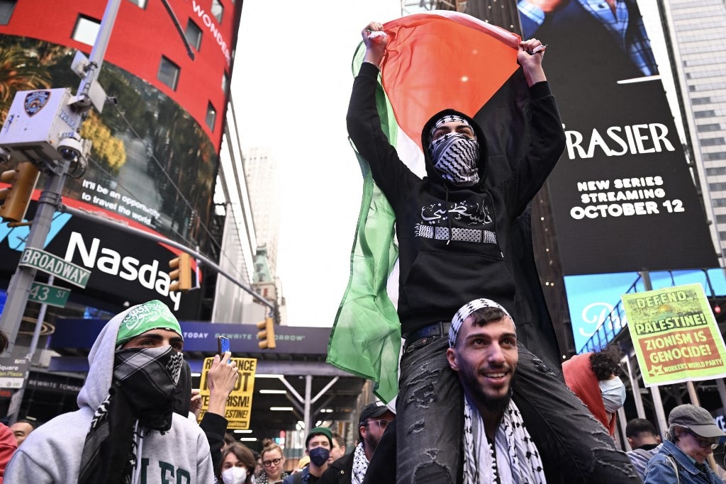 Videón, ahogy egy halom palesztinbarát tüntető megver egy Izraelt támogató férfit Amerikában