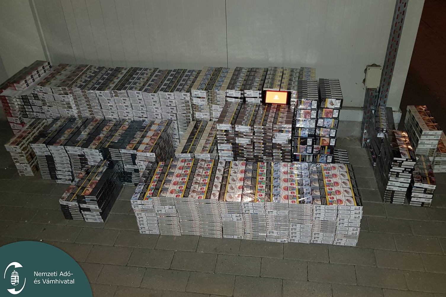 Több száz kilogrammnyi vágott dohány egy pécsi garázsban