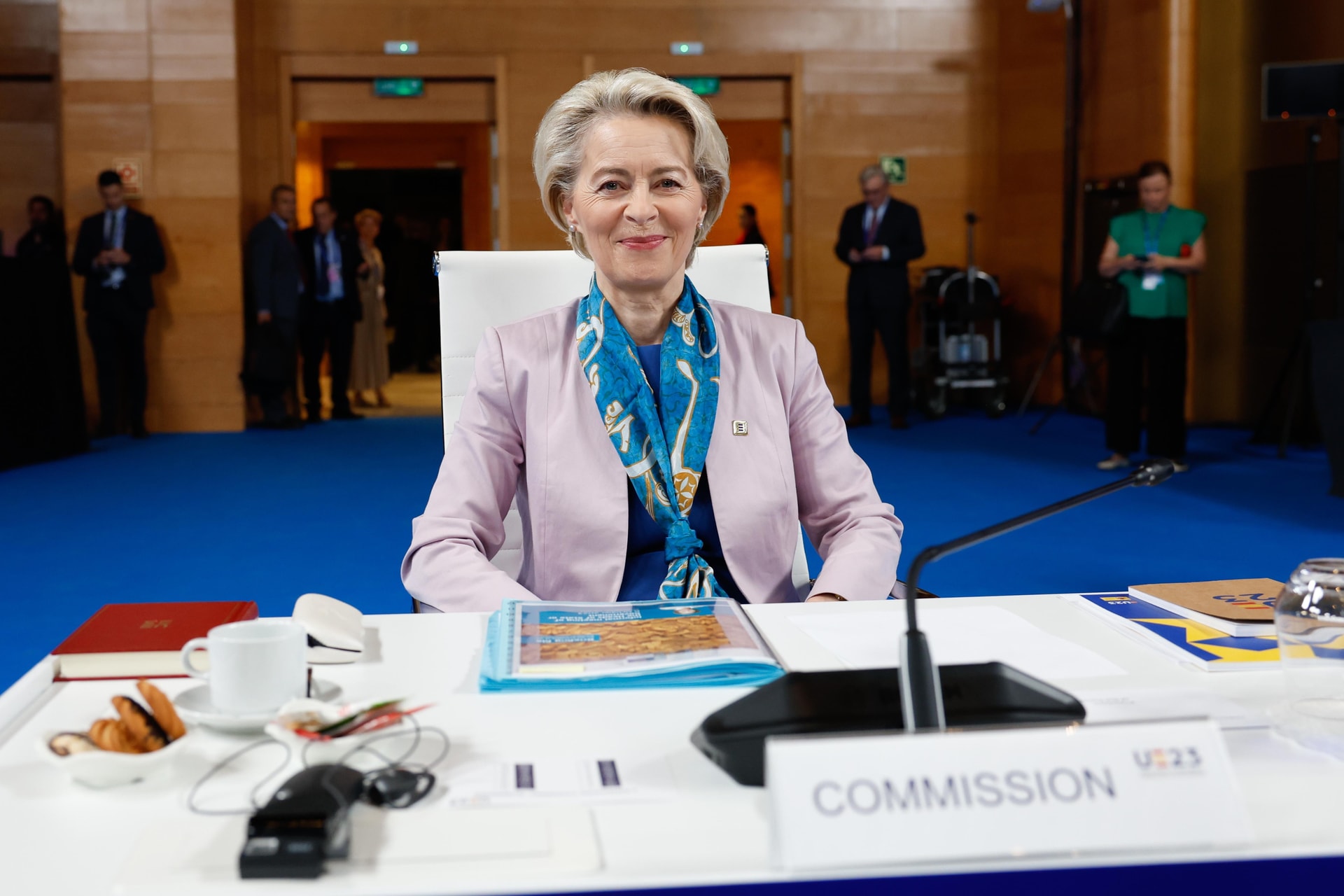 Politico: Az EU-tagállamok szerint Ursula „királynő” visszaél hatalmával