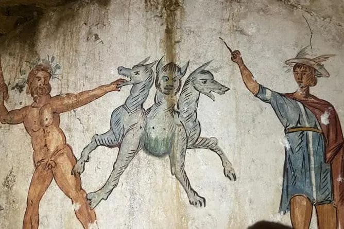Az alvilág őrzőjét ábrázoló lepecsételt sírt találtak