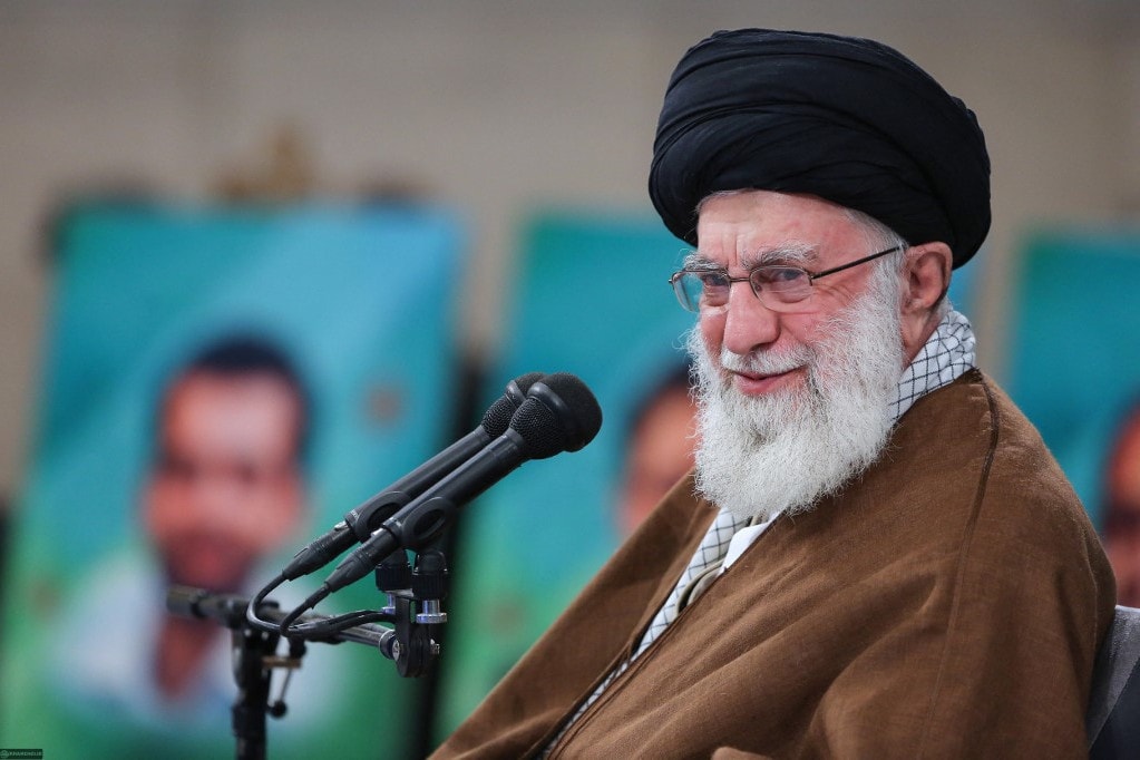 Ali Hamenei: Nem lehet megállítani az ellenállás erőit, ha Izrael nem hagy fel a támadással