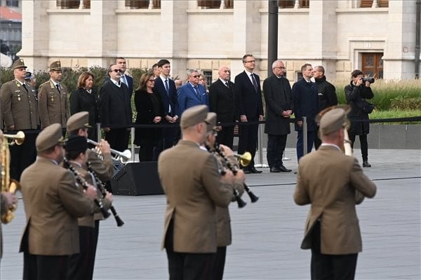 Aradi vértanúk - Felvonták, majd félárbócra engedték a nemzeti lobogót az Országház előtt