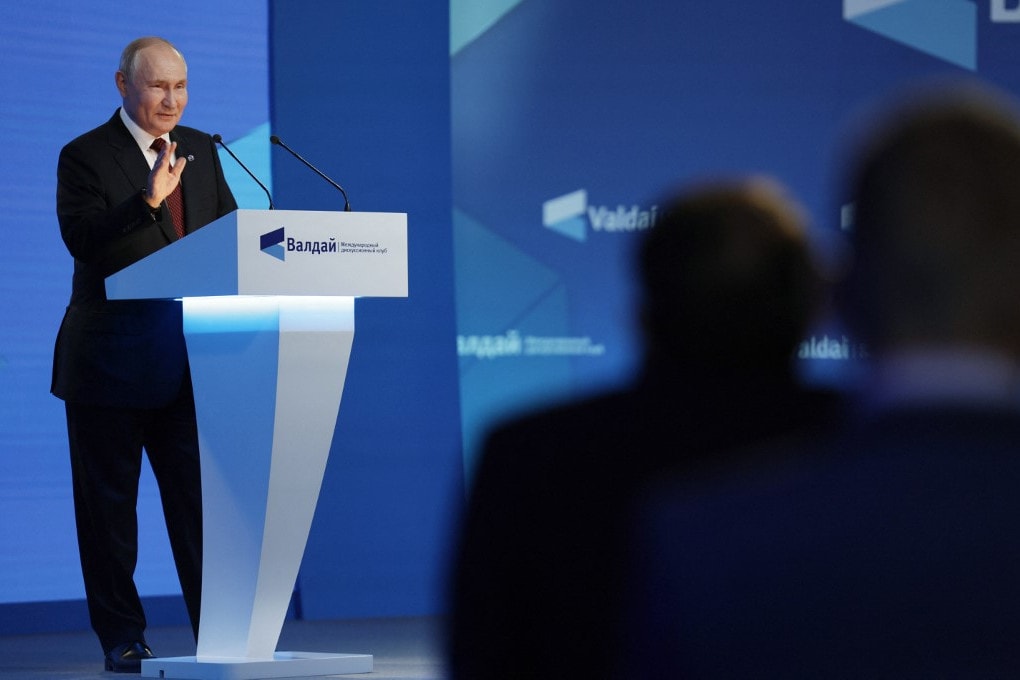 Putyin: Lehetséges a közös BRICS-valuta, de most a nemzeti valutákra összpontosítunk