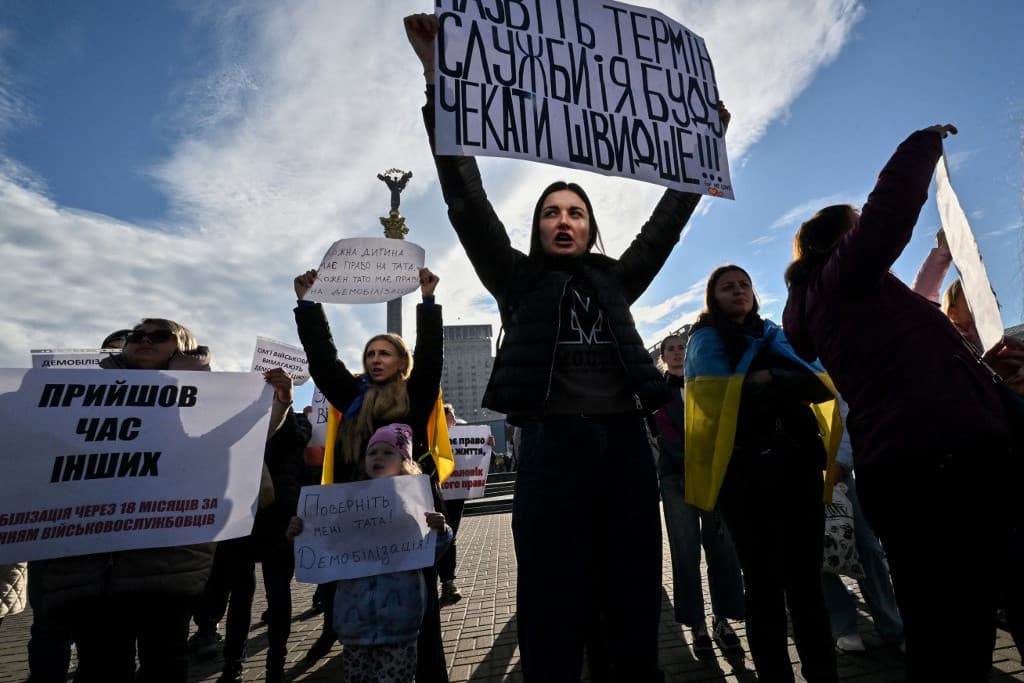 Katonafeleségek tüntettek több ukrán nagyvárosban a régóta szolgálatot teljesítő férjük leszereléséért
