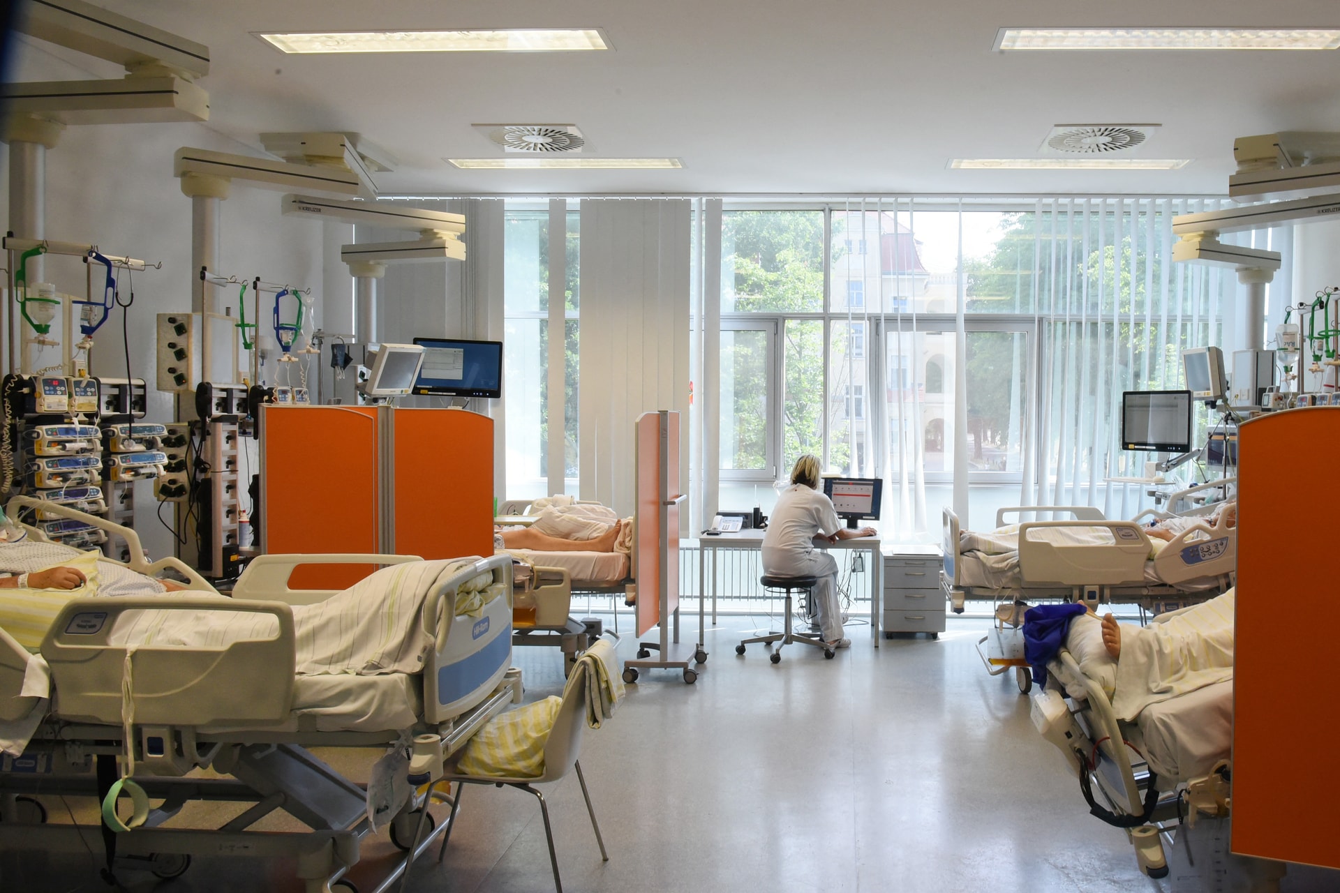 Látogatási tilalom és kötelező maszkhasználat a Semmelweis Egyetem klinikáin