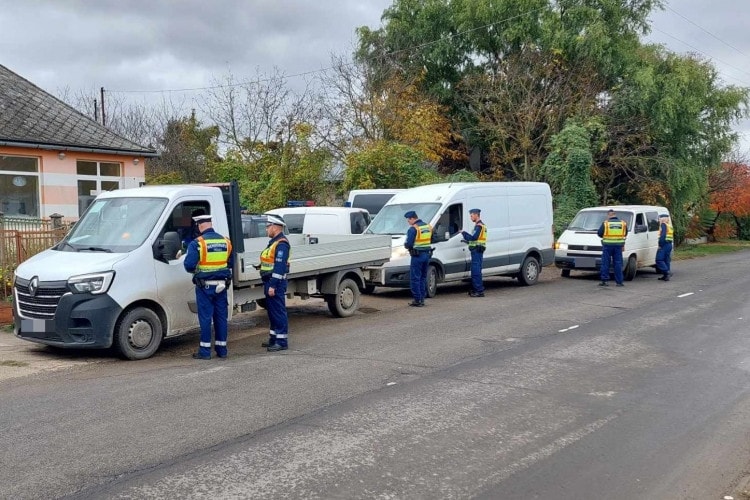 Autókkal, motorokkal lepték el a rendőrök az M3-as autópályát