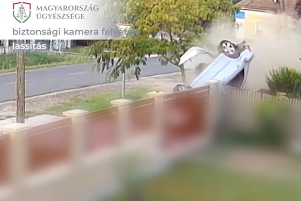 Csak a kerítés tudta megállítani a részeg sofőrt Tápiógyörgyén + VIDEÓ