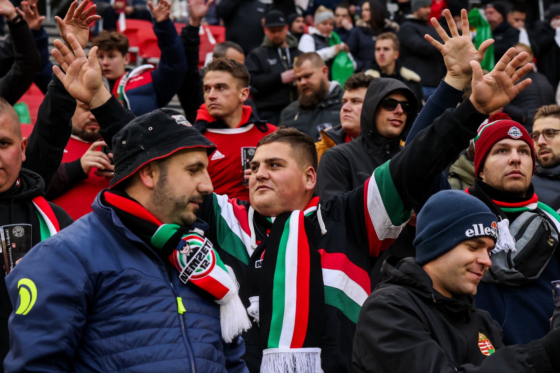 Így várták a magyar drukkerek a kezdő sípszót