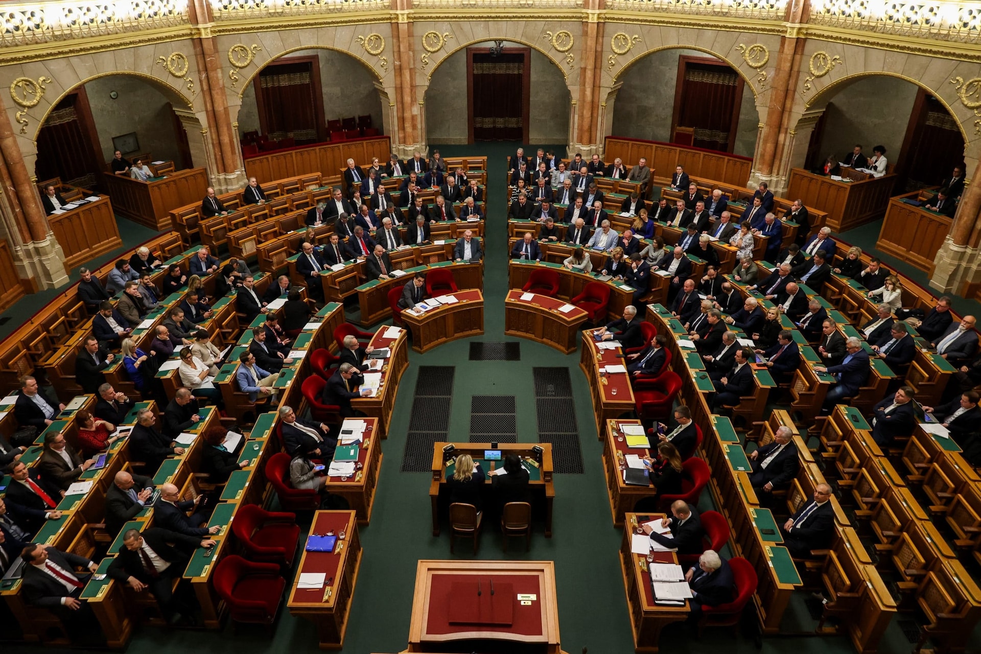 A szuverenitásvédelmi törvényjavaslatokat tárgyalja a parlament