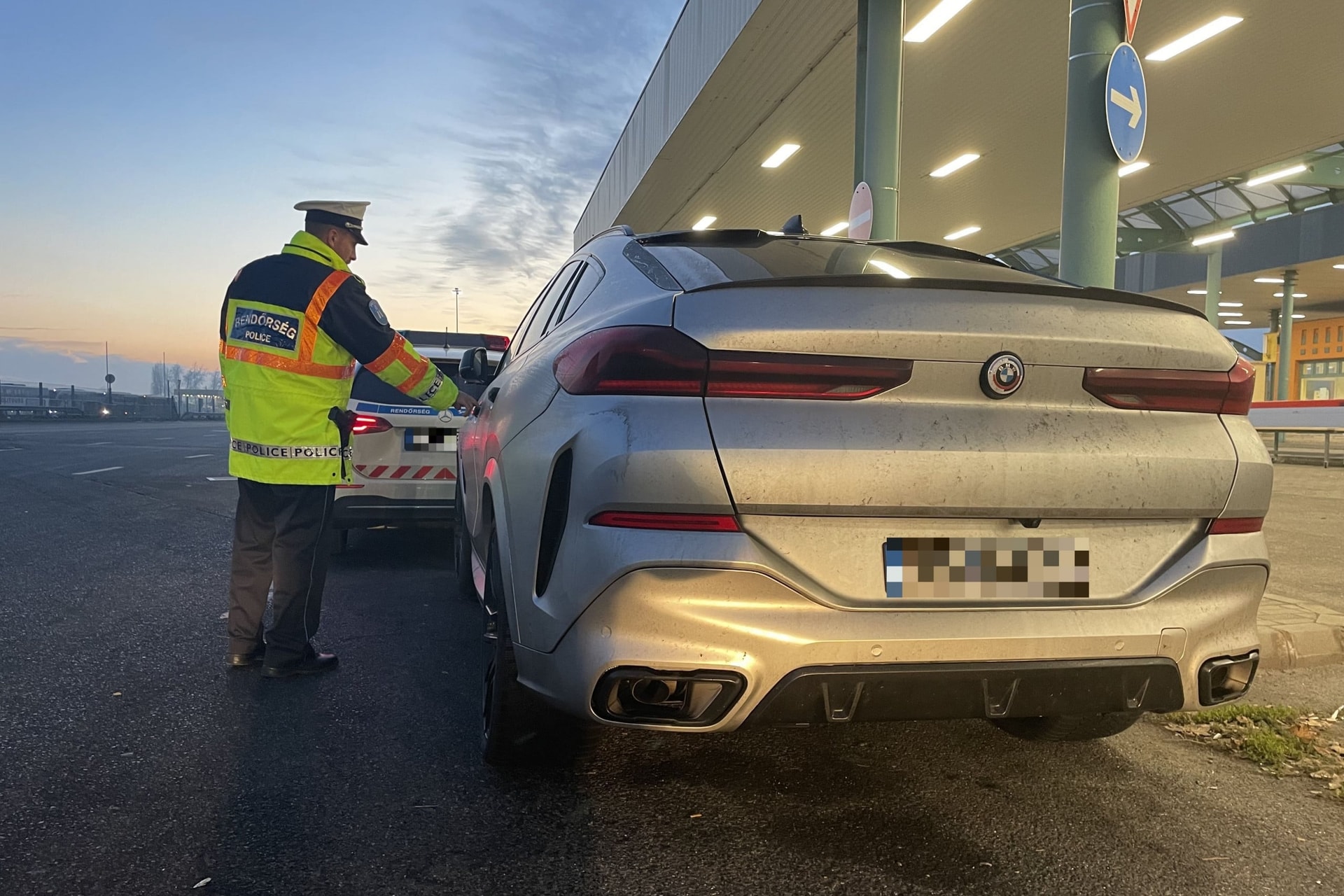 Luxusautót foglaltak le Röszkén
