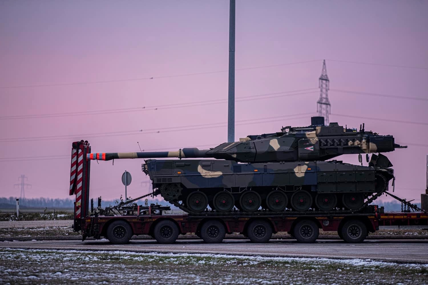 Szalay-Bobrovniczky Kristóf: Újabb Leopard–2A7 harckocsik érkeztek Tatára