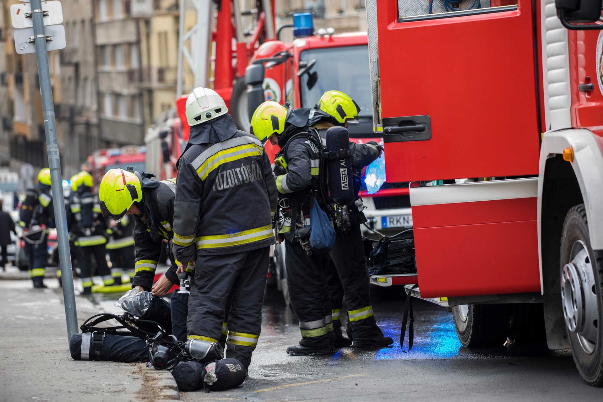 Női holttestek Budapesten egy lakástűznél
