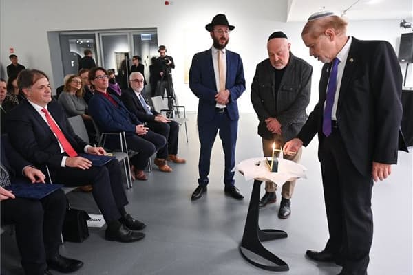 Megnyílt a Suttogó föld