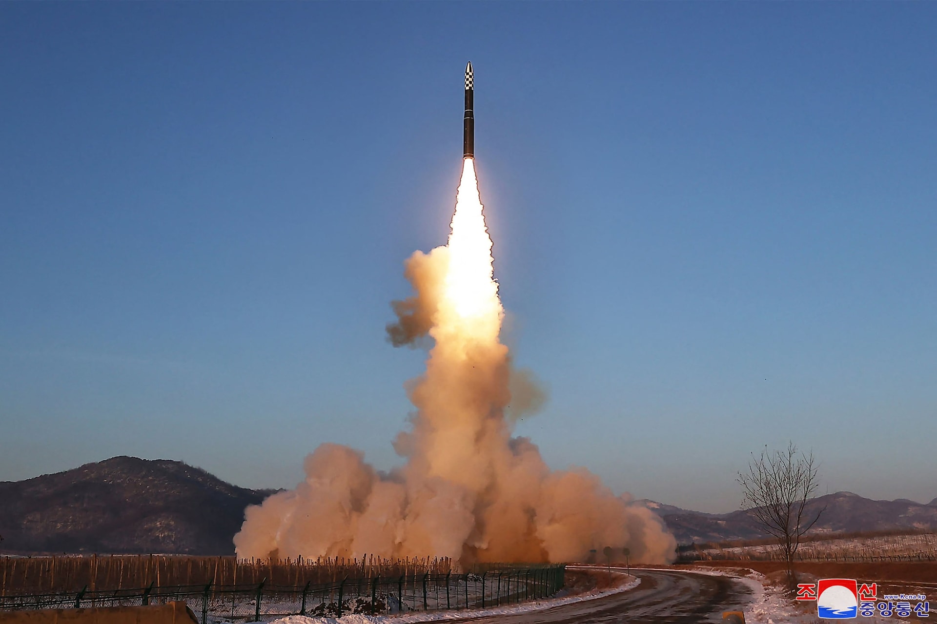 Az EU elítélte, hogy Észak-Korea hiperszonikus fegyverrel felszerelt, szilárd hajtóanyagú rakétát lőtt ki