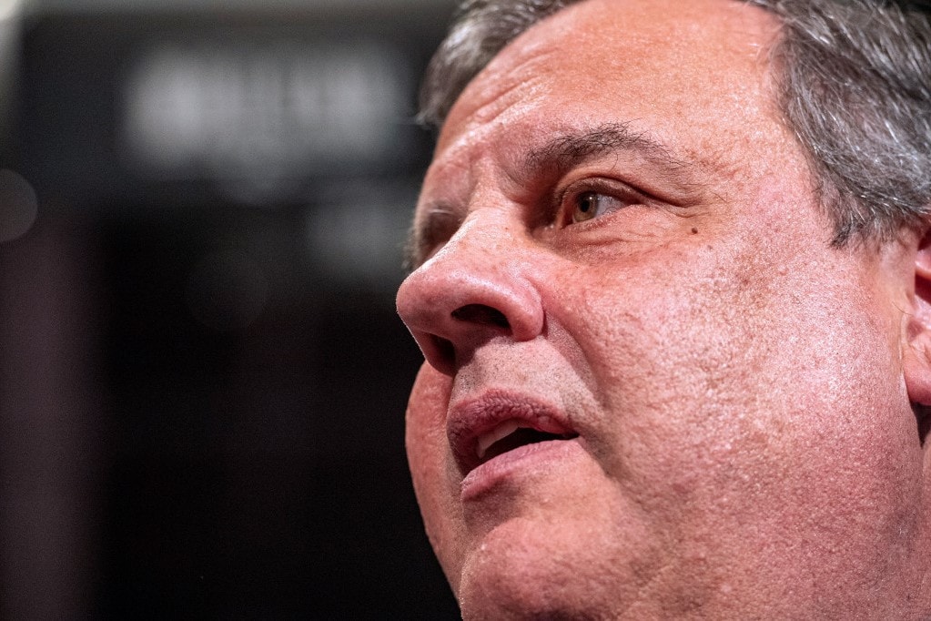 Kiszállt az amerikai elnökjelölti versenyből a Trump-kritikus Chris Christie