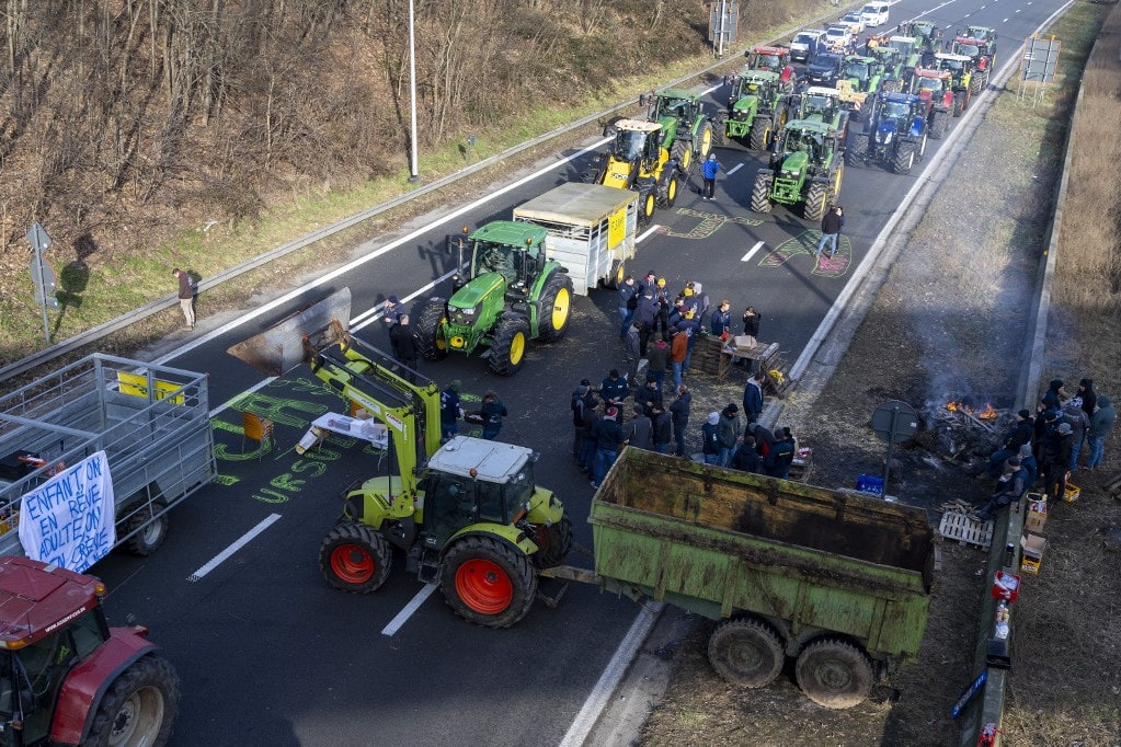 A belgiumi gazdák tüntetése komoly fennakadásokat okoz