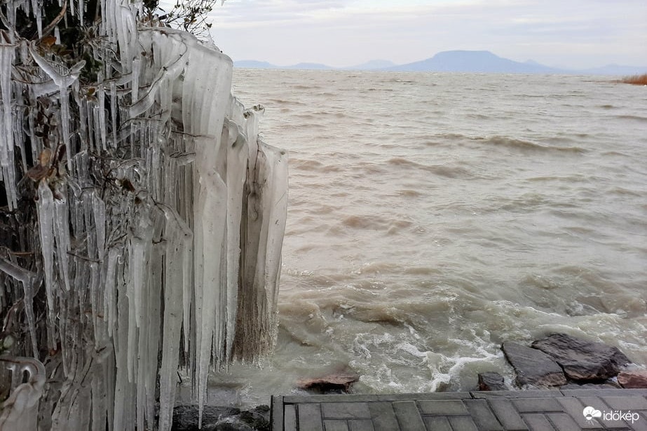 Elkezdett befagyni a Balaton, gyönyörű fotók a tó partjáról