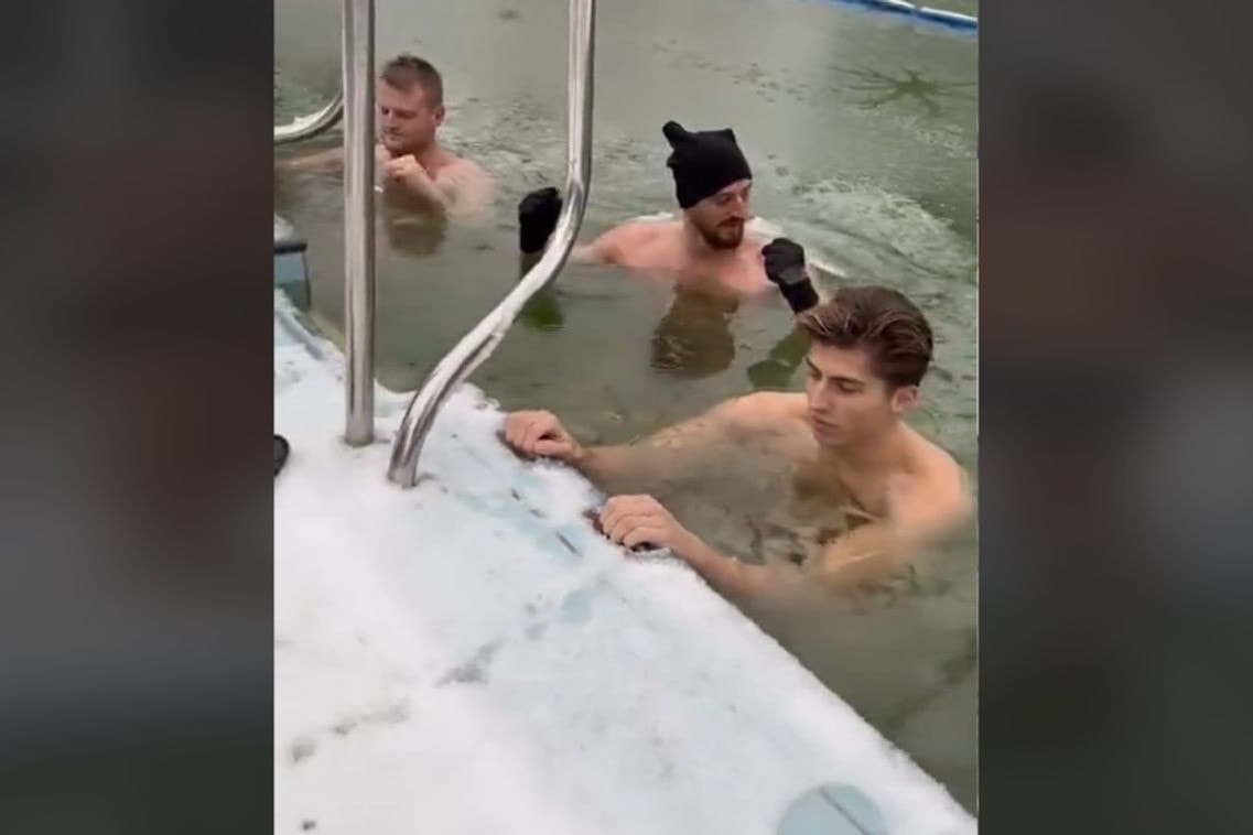 Így fürdik a jeges vízben Marco Rossi fia + VIDEÓ