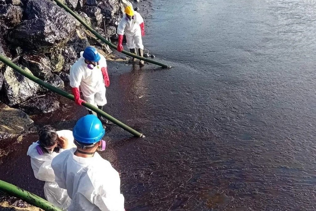 Több kilométeres olajfoltot okozott egy rejtélyes hajóbaleset