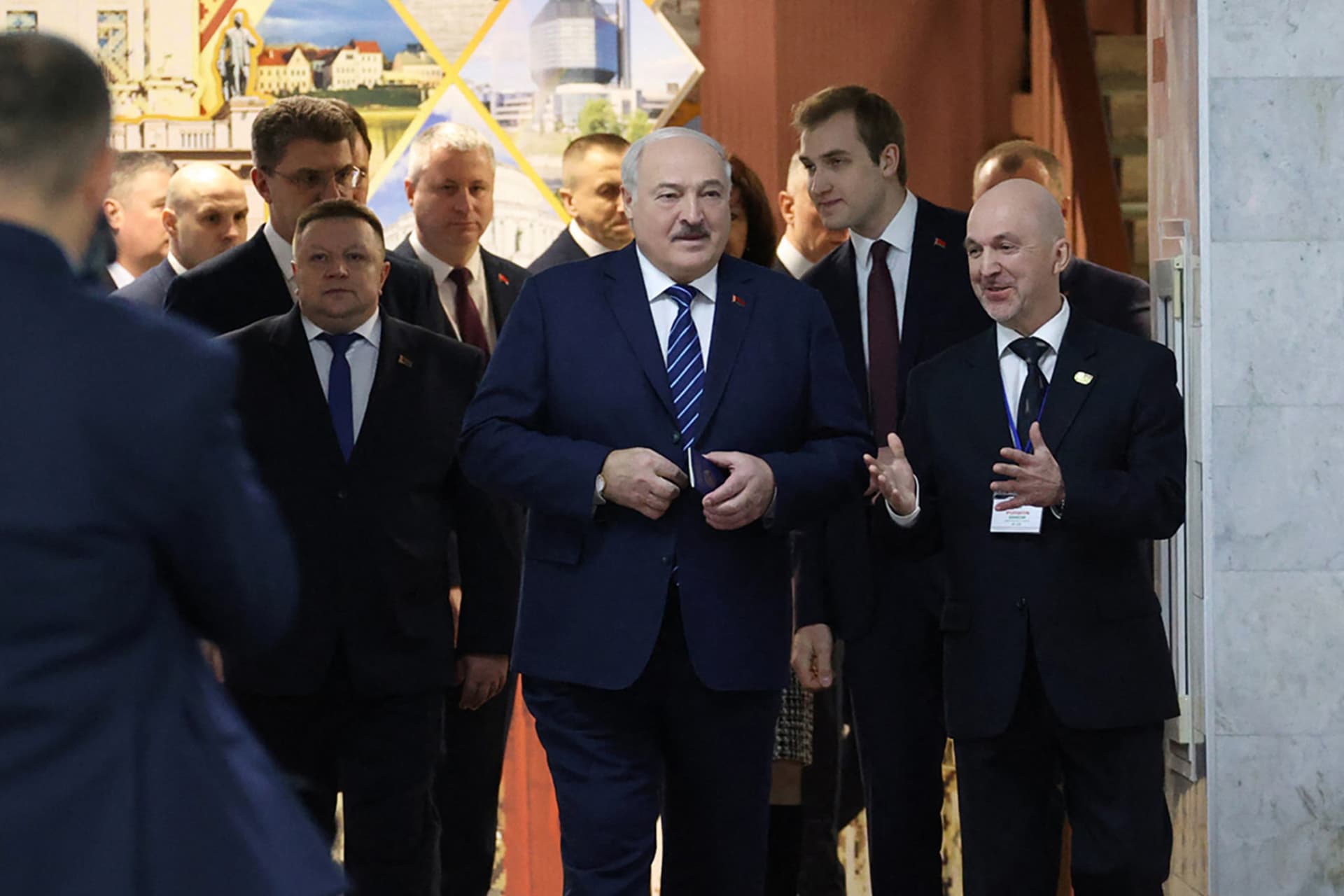 Minszk kedvezően értékeli az ukrajnai béke megteremtésére tett lépéseket