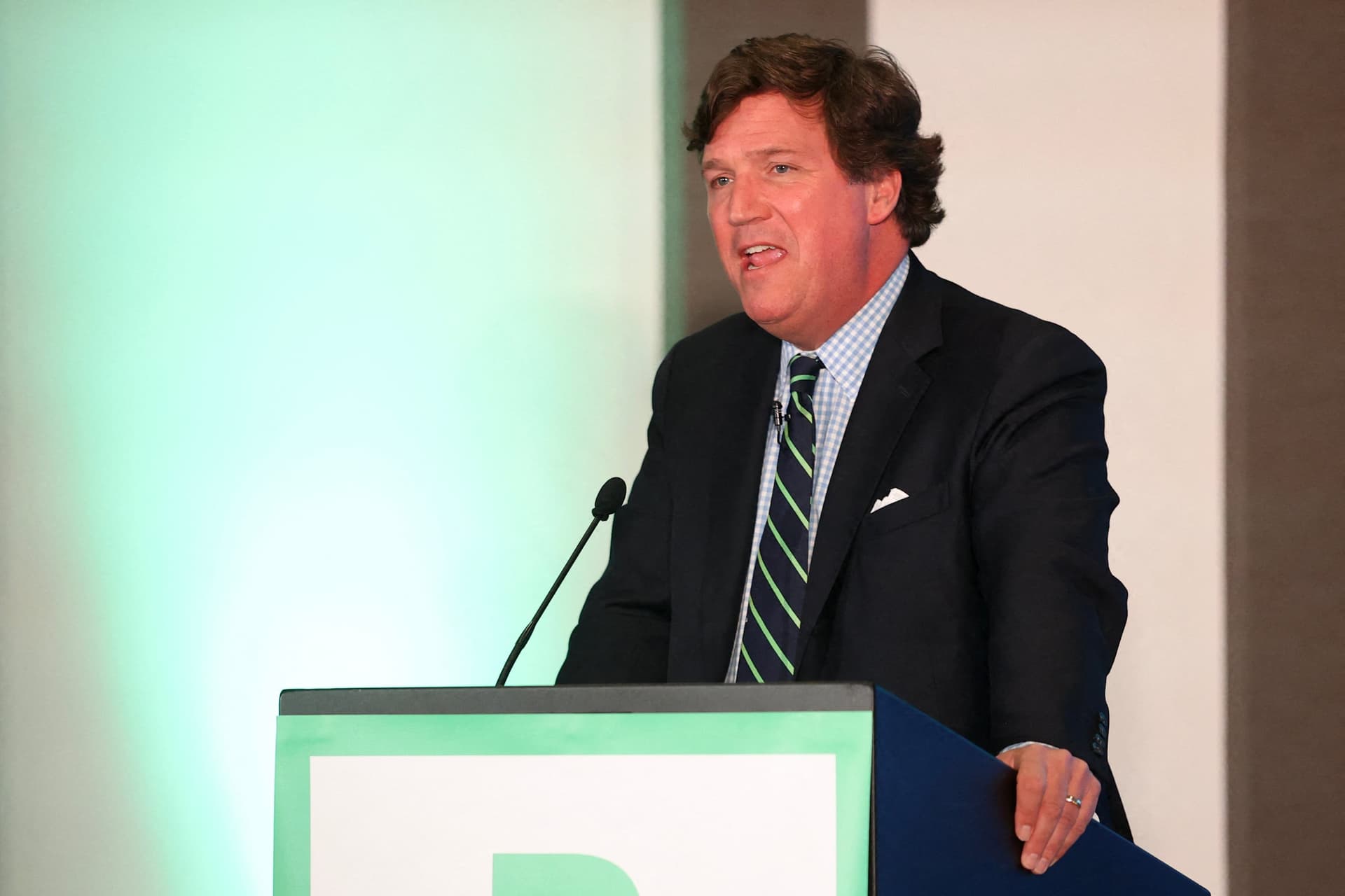 Tucker Carlson Moszkvába látogatott