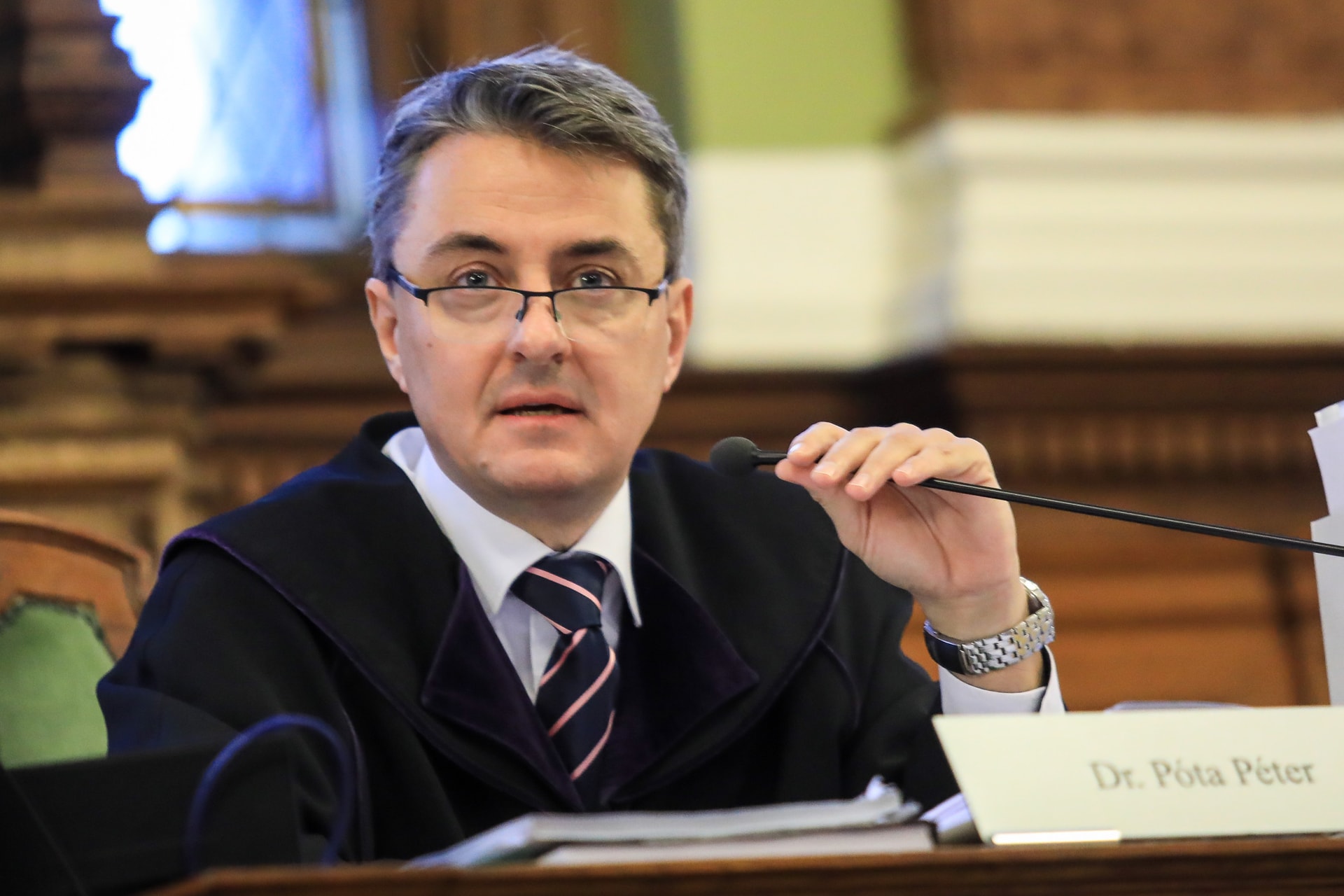 Letartóztatták Portik Tamás fiát, aki kávét öntött a bíró arcába