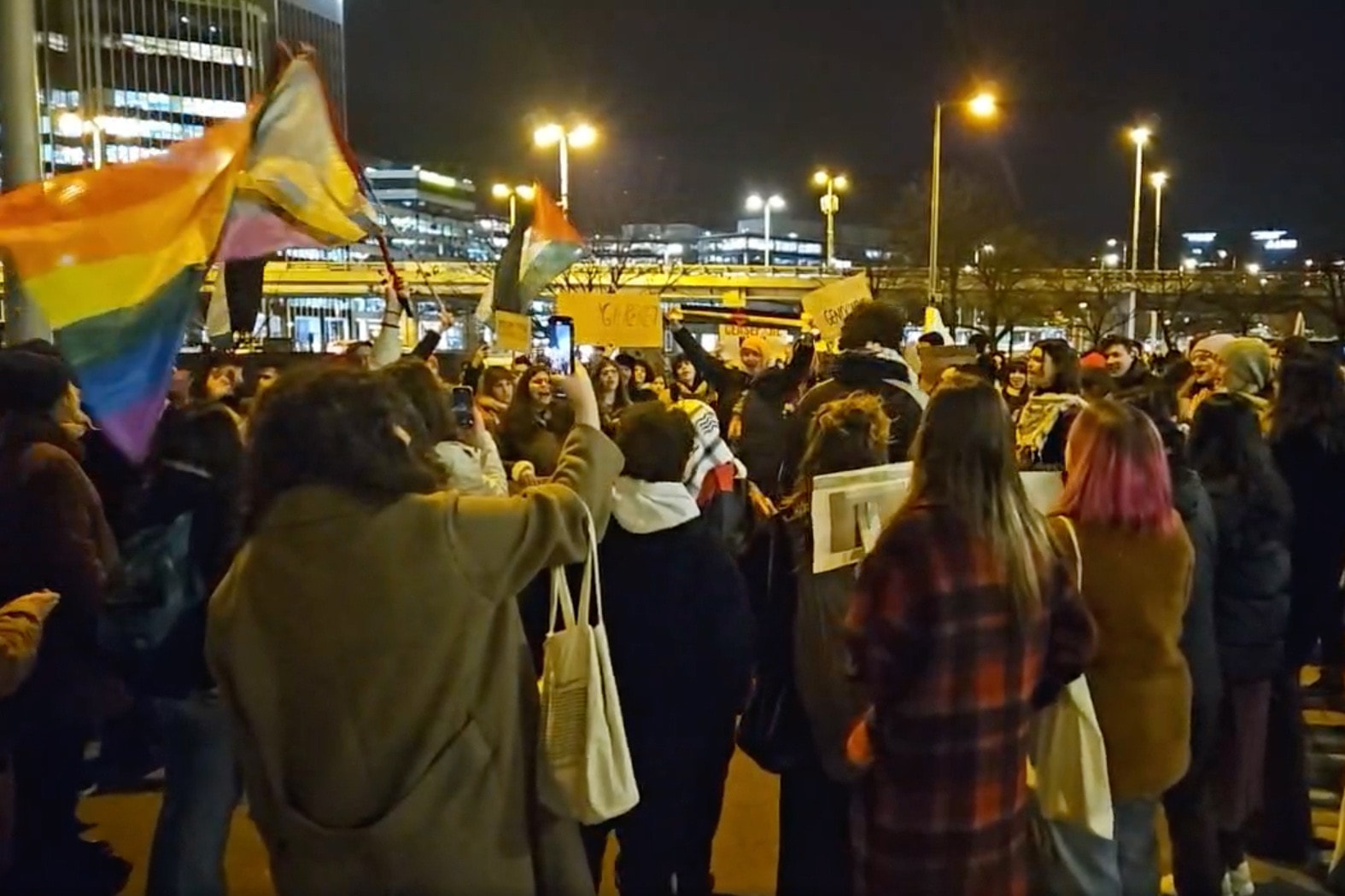 Gyülekeznek Budapest utcáin a hazánkban élő palesztinok, a zászlóik között egy LMBTQ-lobogó is feltűnt + VIDEÓ