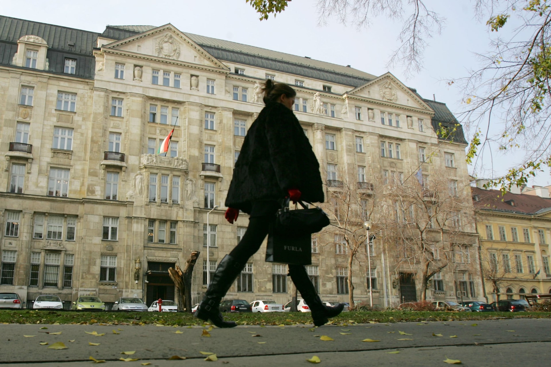 A kormány fokozatosan csökkenti a költségvetési hiányt