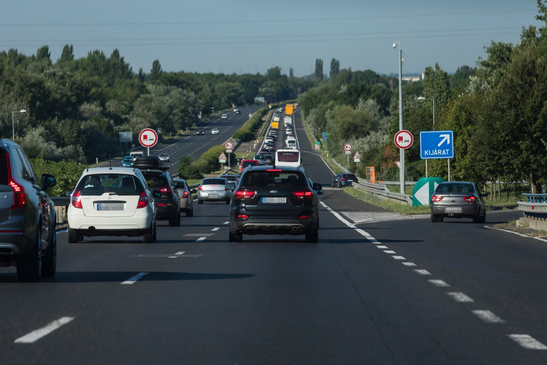 Felborult egy katonai utánfutós terepjáró az M5-ösön