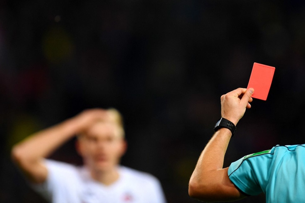 Az IFAB szombaton dönt a kék lap teszteléséről