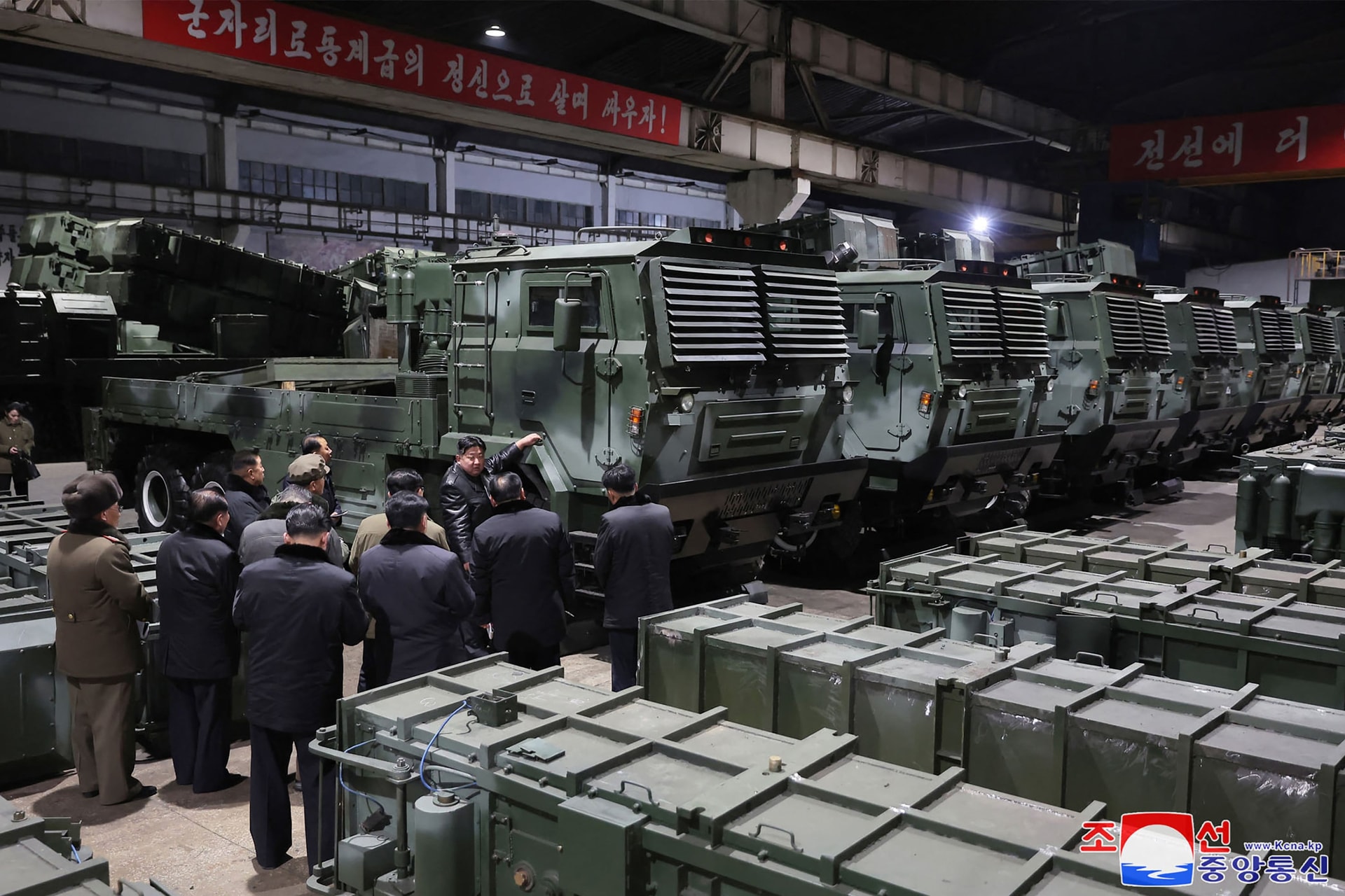 Észak-Korea több ezer konténer fegyvert szállított Oroszországnak